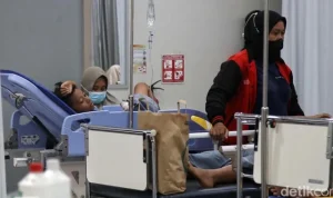Kecelakaan Kereta Bekasi: 10 Korban Luka Masih Dirawat, 1 Kondisi Kritis – Apa Penyebabnya?