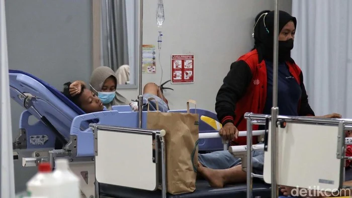 Kecelakaan Kereta Bekasi: 10 Korban Luka Masih Dirawat, 1 Kondisi Kritis – Apa Penyebabnya?
