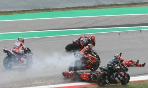 Kecelakaan Mengerikan di MotoGP Catalunya: Luca Marini dan Pecco Bagnaia Membantu Johann Zarco