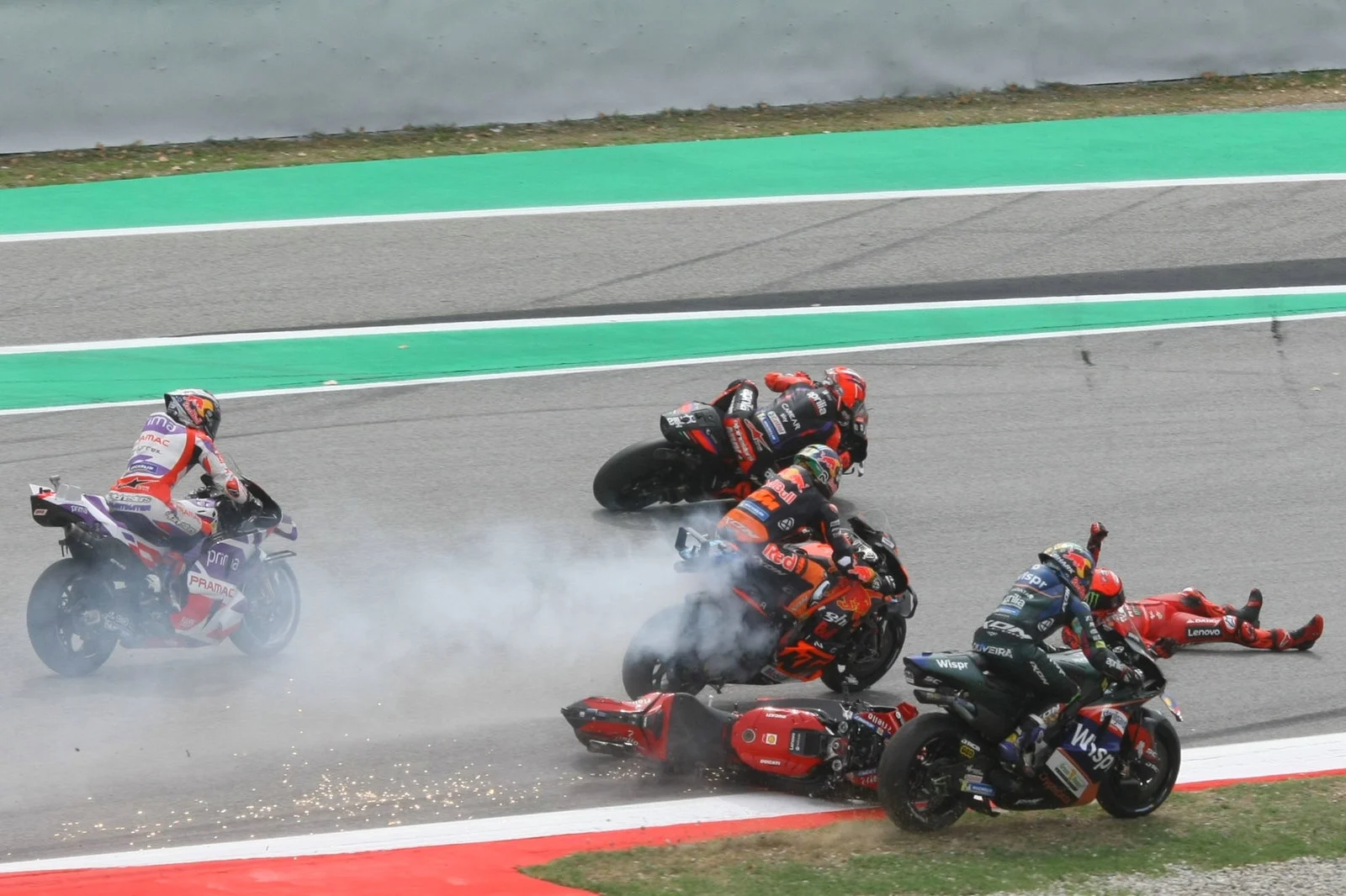 Kecelakaan Mengerikan di MotoGP Catalunya: Luca Marini dan Pecco Bagnaia Membantu Johann Zarco