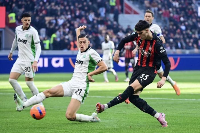 Kemenangan 2-0 Sassuolo vs AC Milan: Cedera Jay Idzes dan Kekhawatiran Fabio Grosso Menghantam Musim Rossoneri
