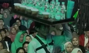 Kisah Inspiratif Sunhaji Penjual Es Teh yang Mengharukan