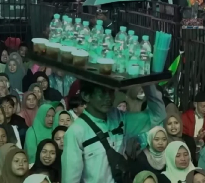Kisah Inspiratif Sunhaji Penjual Es Teh yang Mengharukan