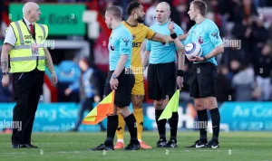 Kontroversi Gol Matheus Cunha: Referee Michael Salisbury Dikecam Setelah Keputusan Kontroversial