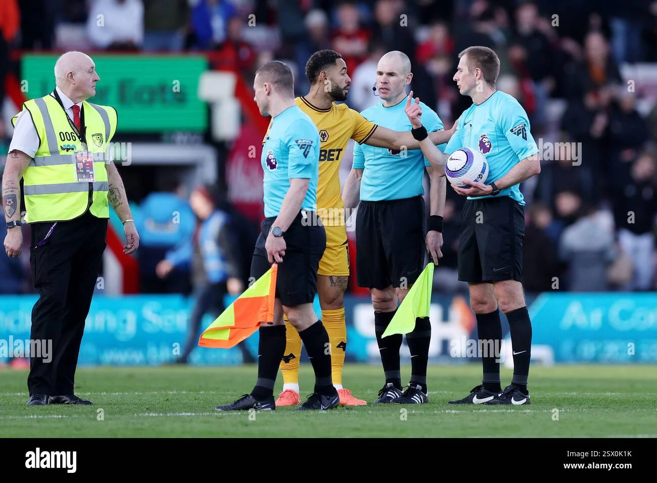 Kontroversi Gol Matheus Cunha: Referee Michael Salisbury Dikecam Setelah Keputusan Kontroversial