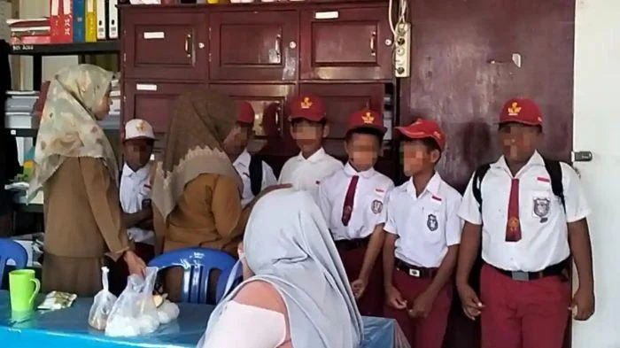 Kronologis 5 Murid SD di Taliabu Maluku Utara Dihukum Guru Makan Tanah Lumpur