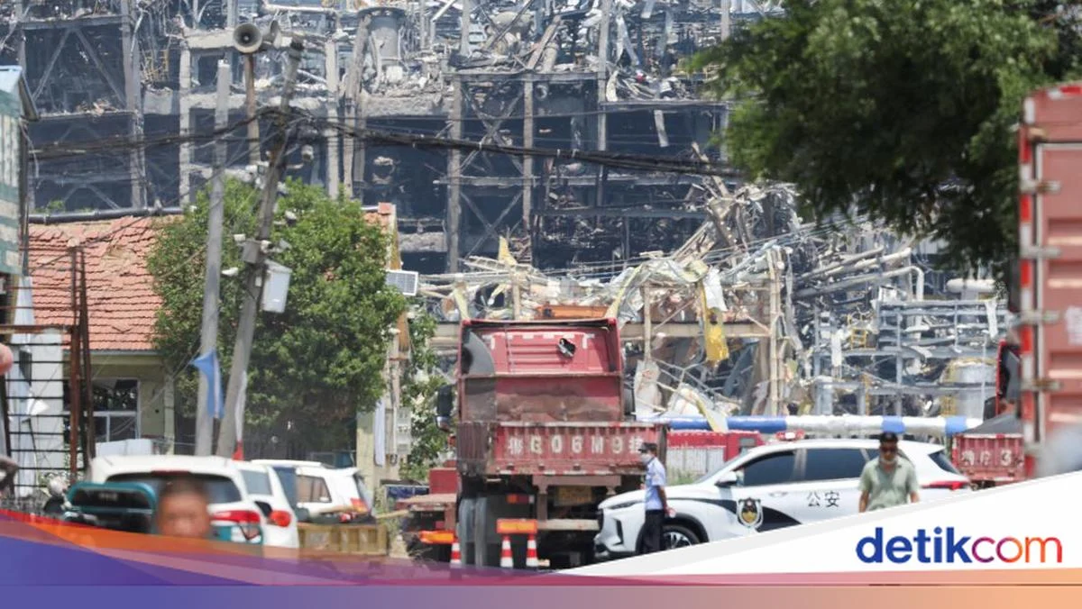 Ledakan di Gudang Kimia Jakbar: Api dan Asap Membumbung Tinggi