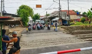 Ormas Ampera Bekasi Kembali Kuasai Perlintasan KA: Peringatan Dedi Mulyadi Diabaikan dan Kericuhan Hari Buruh Mengguncang Jawa Barat