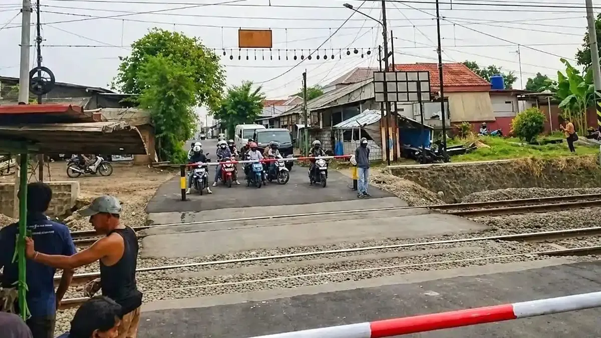 Ormas Ampera Bekasi Kembali Kuasai Perlintasan KA: Peringatan Dedi Mulyadi Diabaikan dan Kericuhan Hari Buruh Mengguncang Jawa Barat