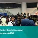Padatnya Penumpang di Halte CSW saat Transjakarta Tersendat karena Banjir