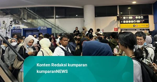 Padatnya Penumpang di Halte CSW saat Transjakarta Tersendat karena Banjir