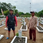 Pengabdian Tanpa Bayaran: 18 Tahun Juru Kunci Makam Disabilitas di Kudus Jadi Penjaga Kehormatan Akhir Hayat