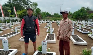 Pengabdian Tanpa Bayaran: 18 Tahun Juru Kunci Makam Disabilitas di Kudus Jadi Penjaga Kehormatan Akhir Hayat