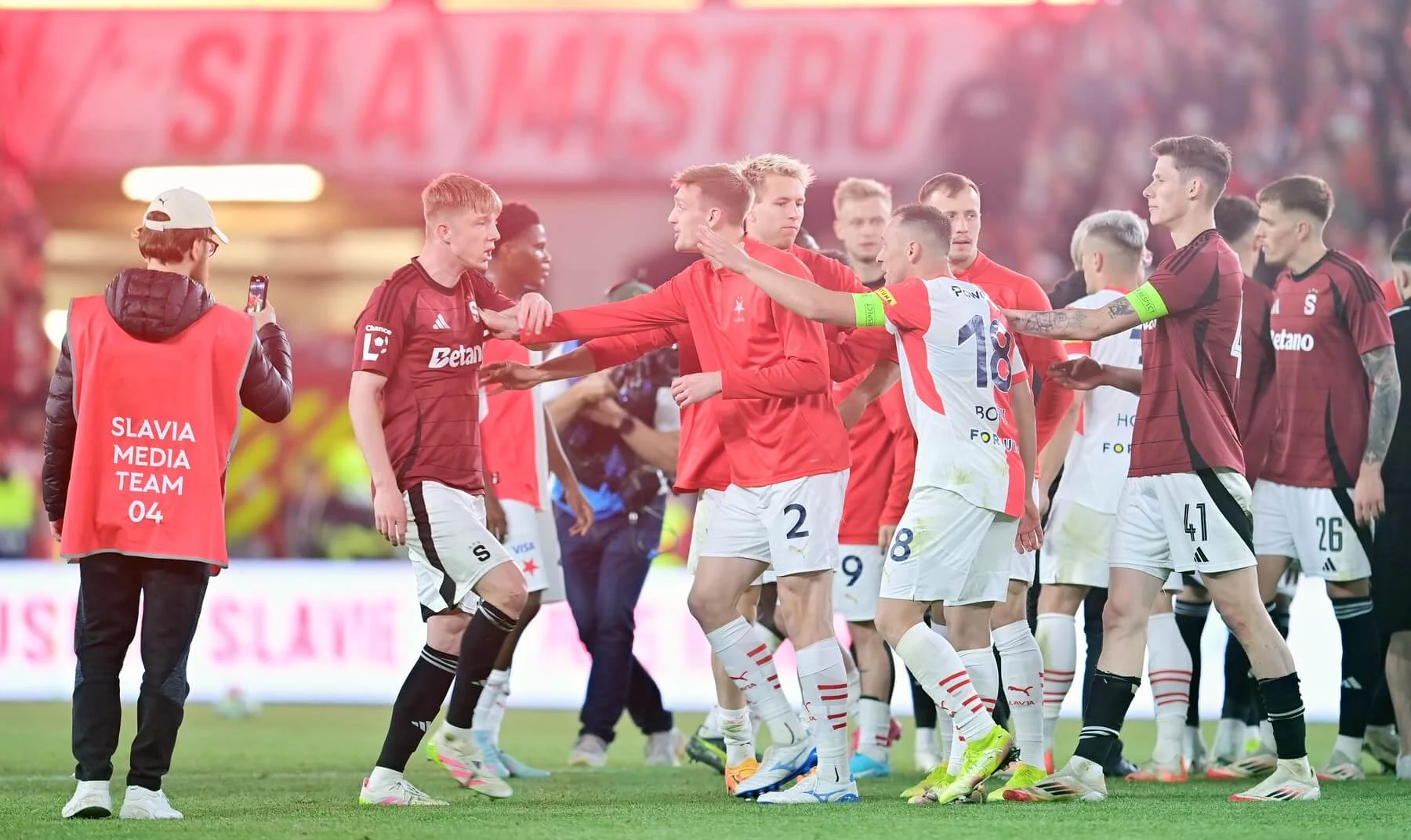 Pertandingan Derby Praha Ditinggalkan Setelah Pendukung Slavia Menyerbu Lapangan
