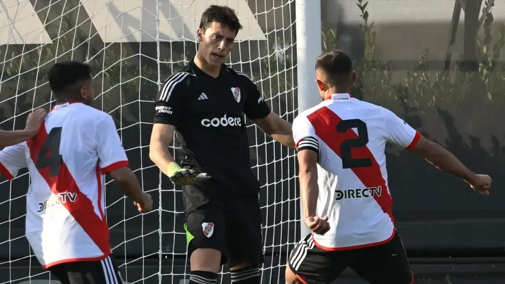 Pujian dari Bekas Lawan: Kiper Muda River Plate Santiago Beltrán Dipuji oleh Legenda Boca Juniors