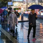 Ramalan Cuaca Hari Ini: Hujan Ringan Mengguyur Jakarta, Petir Mengancam 7 Daerah Jatim - Waspada!