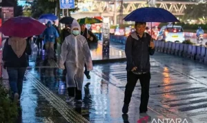 Ramalan Cuaca Hari Ini: Hujan Ringan Mengguyur Jakarta, Petir Mengancam 7 Daerah Jatim - Waspada!