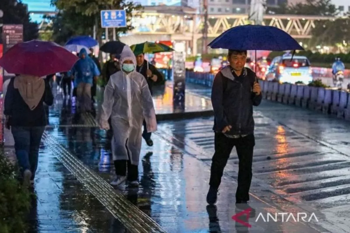 Ramalan Cuaca Hari Ini: Hujan Ringan Mengguyur Jakarta, Petir Mengancam 7 Daerah Jatim - Waspada!
