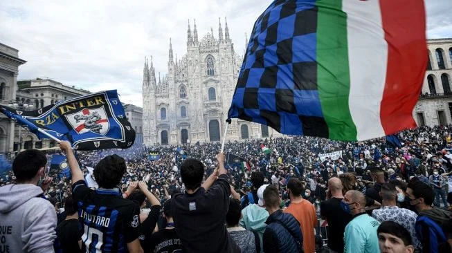 Scudetto ke-21 Inter Milan: Ribuan Fans Meriahkan Kemenangan di Piazza Duomo