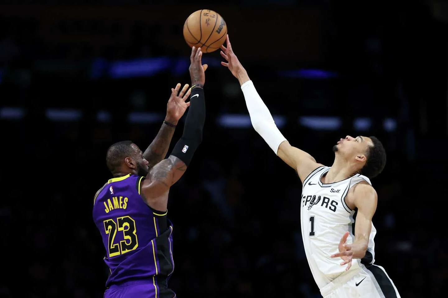 Spurs Kalah Tipis, Victor Wembanyama Cetak Rekor Blok Playoff 12 Kali di Game 1