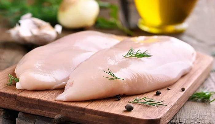 Strategi Cerdas Memanfaatkan Daging Ayam: Dari Budidaya Ibu Desa hingga Resep Dada Juicy dan Harga Turun di 2026