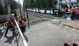 Tabrakan KA Bekasi Timur: Komisi V dorong audit menyeluruh, soroti jalur sebidang & sinyal, sambil pantau respons KAI, Kemenhub, dan polisi nasional