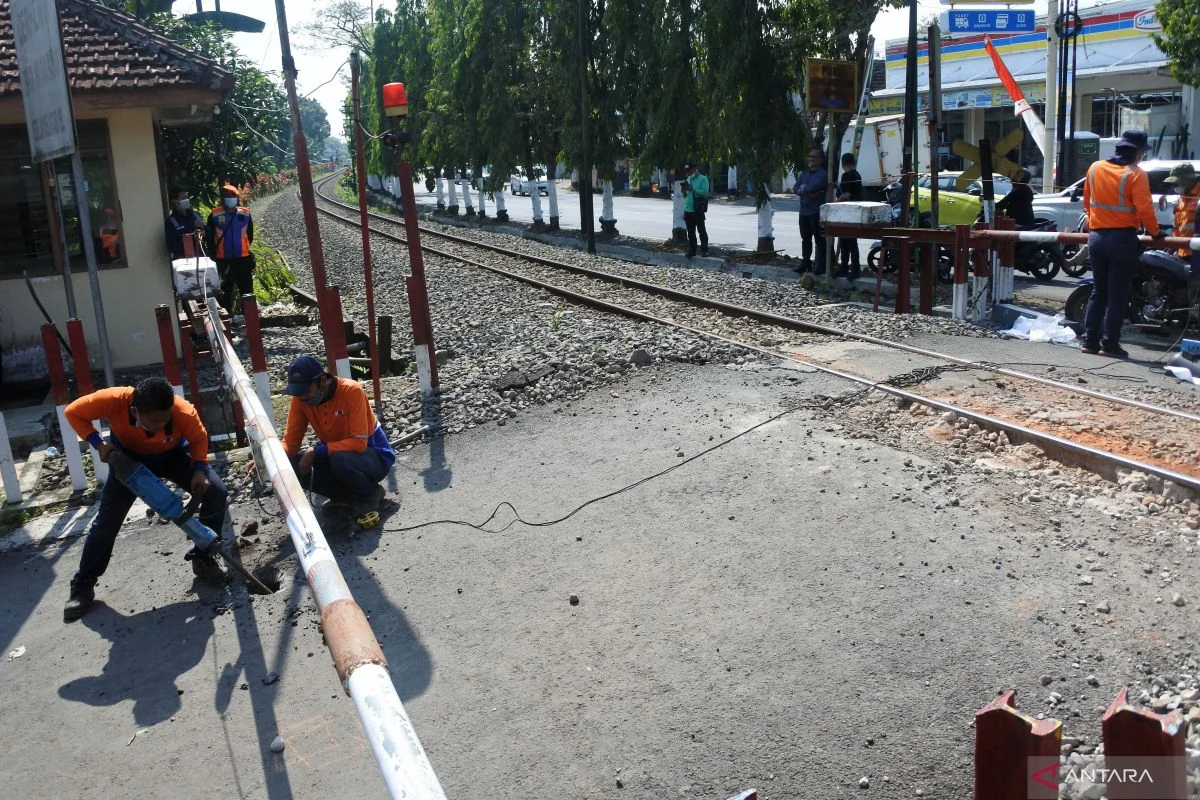 Tabrakan KA Bekasi Timur: Komisi V dorong audit menyeluruh, soroti jalur sebidang & sinyal, sambil pantau respons KAI, Kemenhub, dan polisi nasional