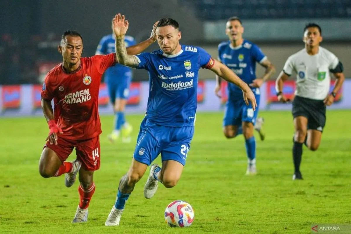 Top Skor Liga 1: Persib Bandung Mengalahkan Semen Padang FC 4-1