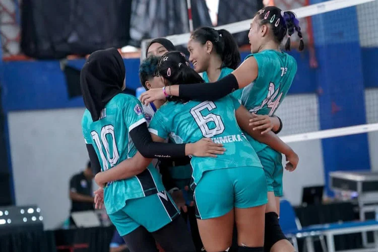 Wolves Guncang Dua Front: Promosi Putri Bersejarah, Sementara Tim Pria Turun ke Divisi Bawah