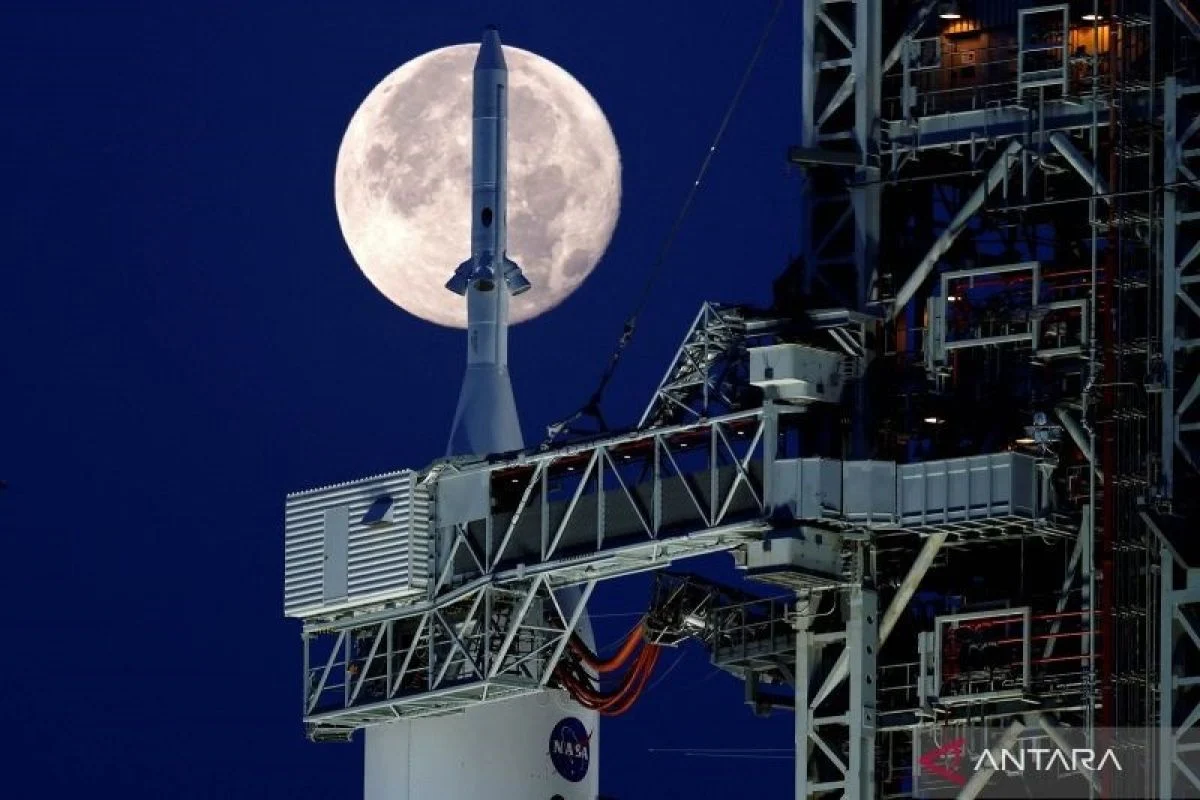 Bulan Biru dan Ledakan Roket: Antara Kegagalan dan Keberhasilan