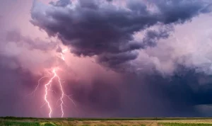 Cuaca Besok: Suhu Hangat dan Badai Isolasi di Nebraska, Sementara Selandia Baru Menghadapi Kabut dan Hujan Lebat