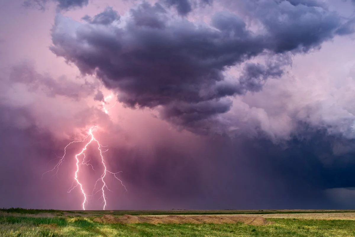 Cuaca Besok: Suhu Hangat dan Badai Isolasi di Nebraska, Sementara Selandia Baru Menghadapi Kabut dan Hujan Lebat