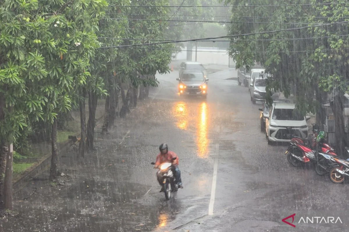 Cuaca Surabaya Hari Ini: Hujan Deras dan Banjir di Tengah Musim Kemarau