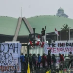 Demo Mahasiswa di Depan Gedung DPR: Tuntutan Perbaikan Ekonomi dan Demokrasi