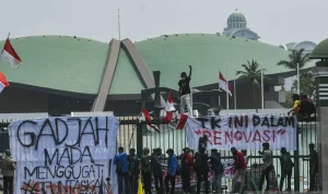 Demo Mahasiswa di Depan Gedung DPR: Tuntutan Perbaikan Ekonomi dan Demokrasi