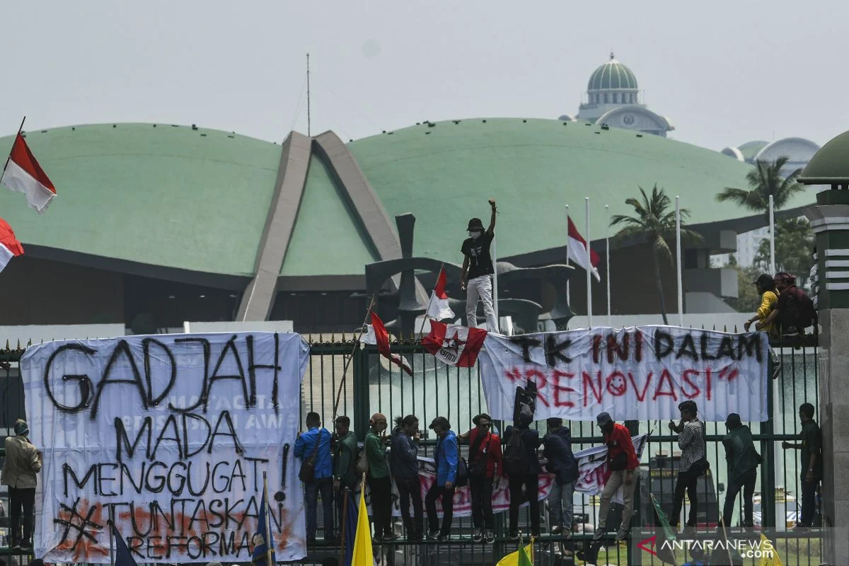 Demo Mahasiswa di Depan Gedung DPR: Tuntutan Perbaikan Ekonomi dan Demokrasi
