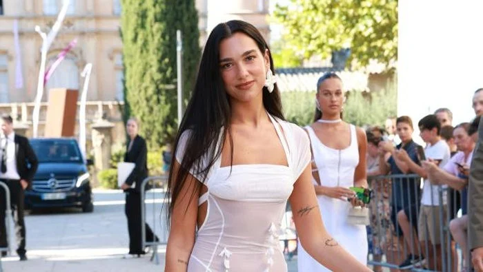 Dua Lipa Rayakan Pernikahan dengan Gaun Putih, Sementara Dunia Menghadapi Berbagai Konflik