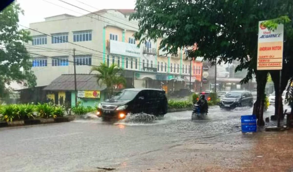 Hujan Deras dan Angin Kencang Melanda Indonesia, Warga Diimbau Waspada
