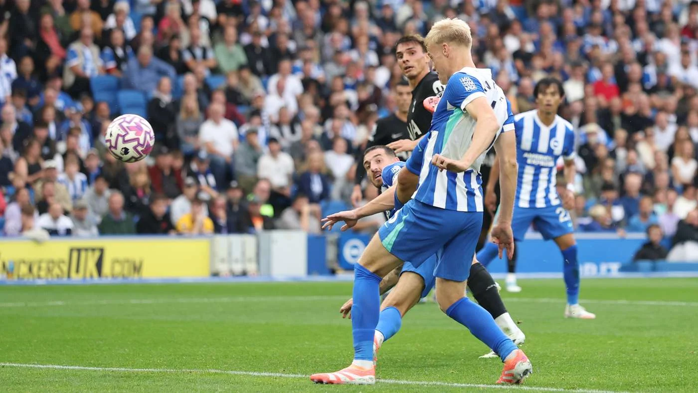 Jan Paul van Hecke Jadi Sorotan Tottenham Hotspur: Apa yang Terjadi?