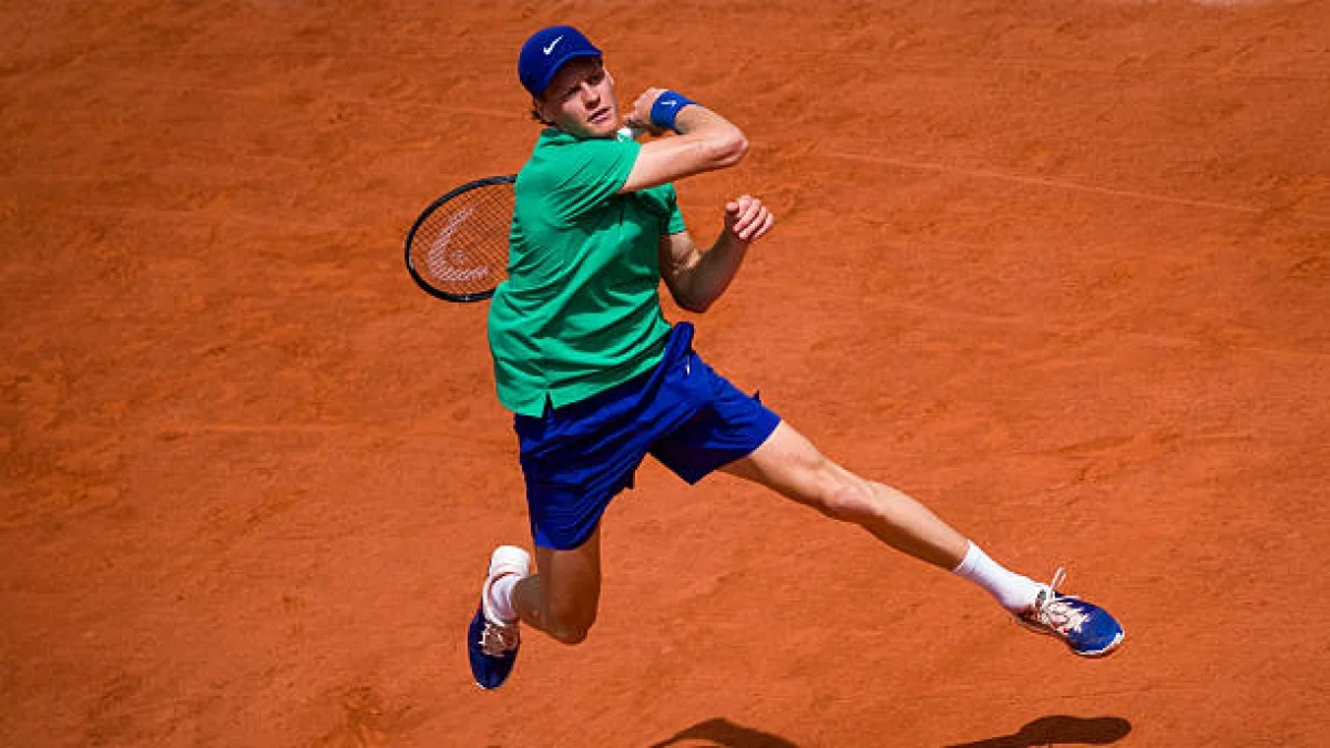 Jannik Sinner Mengalami Kondisi Darurat di Roland Garros, Sementara Maja Chwalinska Melompat ke Peringkat 21 Dunia