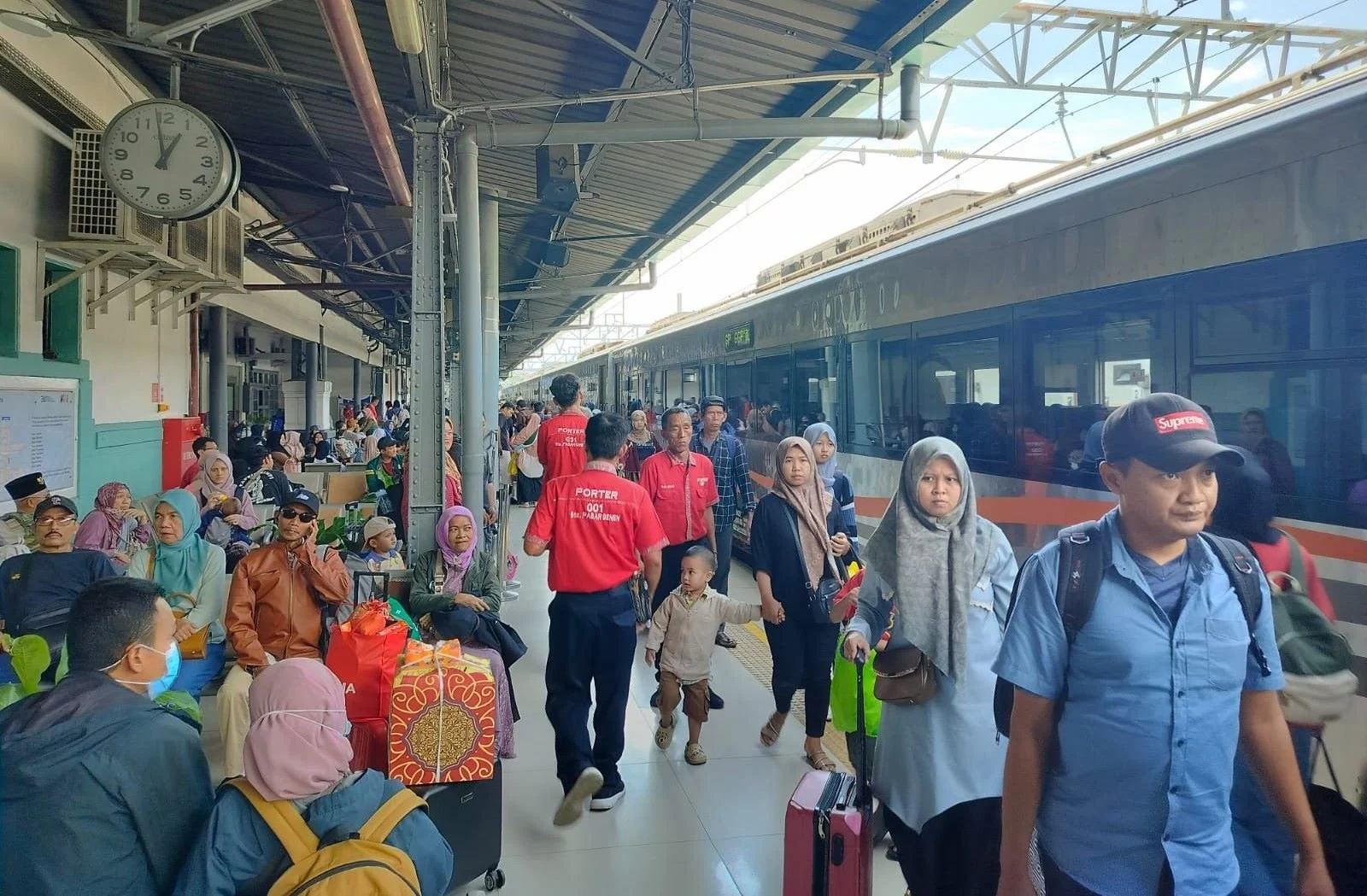 Libur Panjang Waisak 2026: Kereta Api dan Tol Sibuk, Masyarakat Nikmati Perjalanan