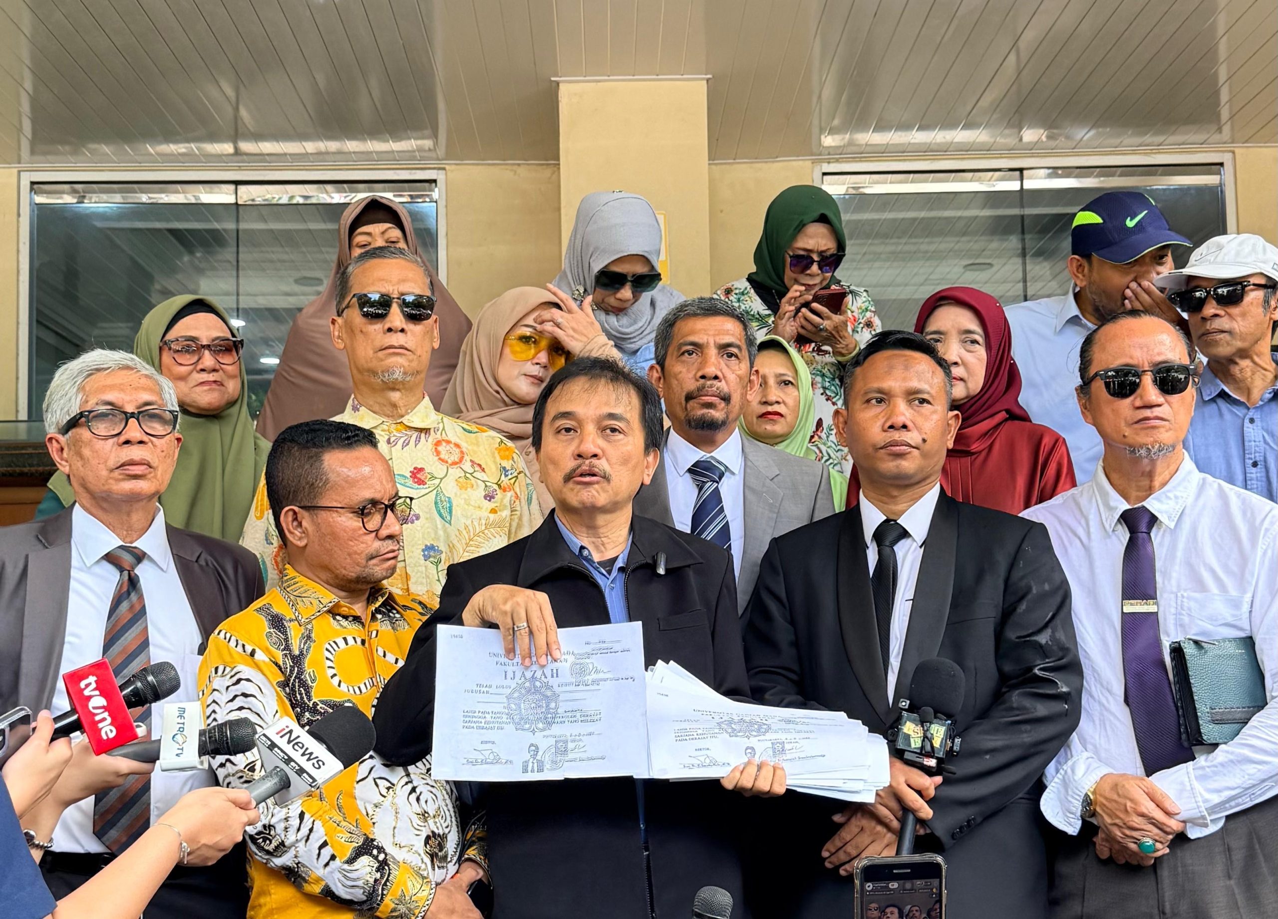 Maraton Persidangan Roy Suryo: Antara Praperadilan dan Pengawalan Aset Desa
