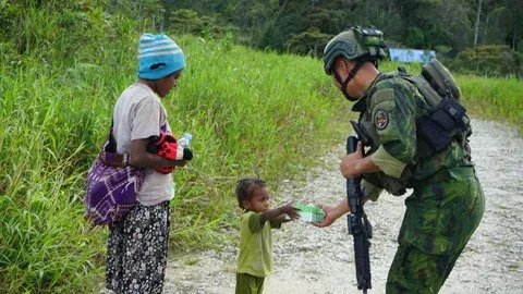 Marinir TNI AL Gelar Patroli Humanis di Paniai Papua Tengah