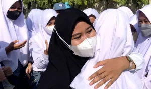 Mengangkat Derajat Keluarga Melalui Pendidikan: Kisah Inspiratif Rosmi dan Mutmainnah