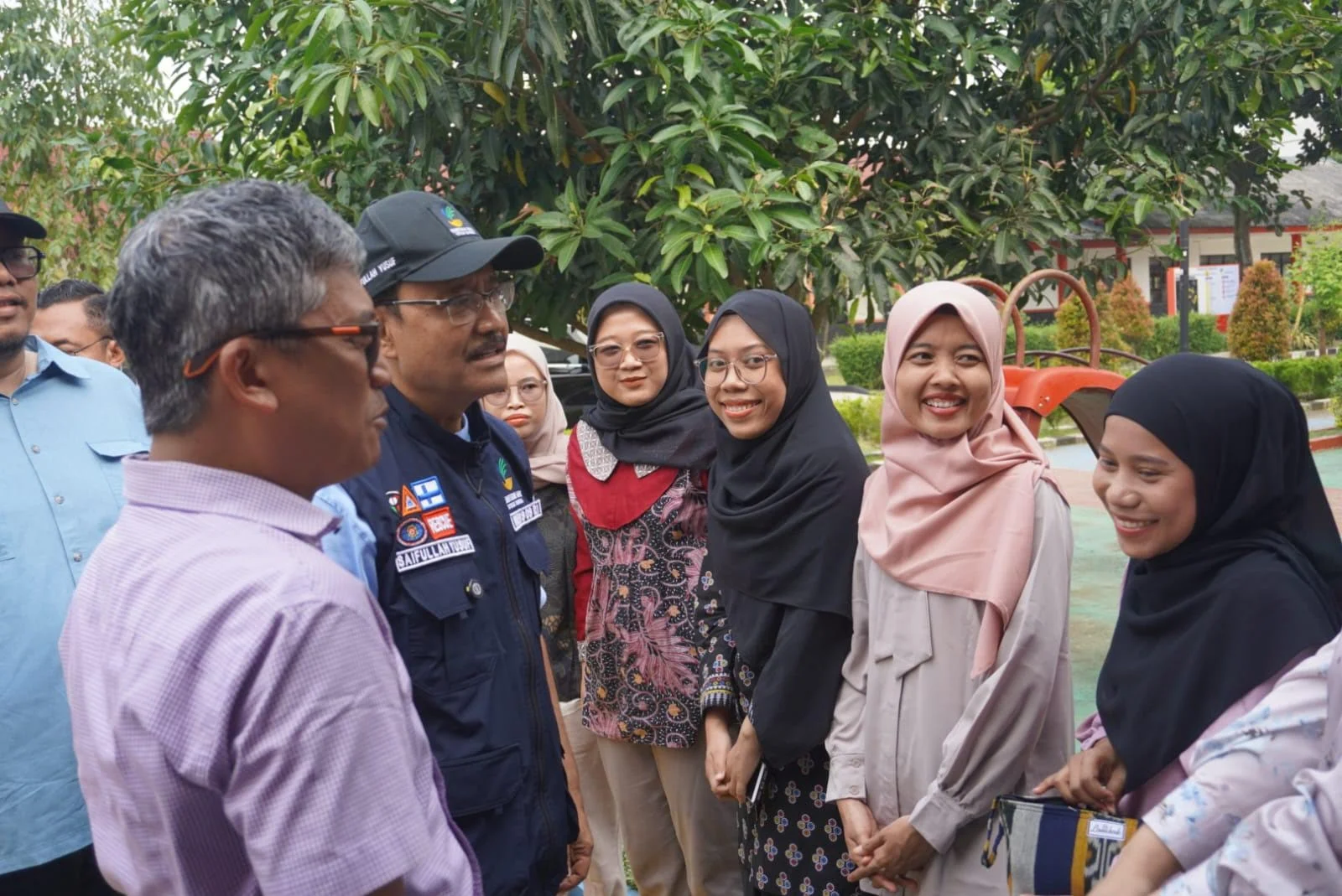 Mengangkat Derajat Keluarga Melalui Pendidikan: Kisah Rosmi dan Mutmainnah di Sekolah Rakyat