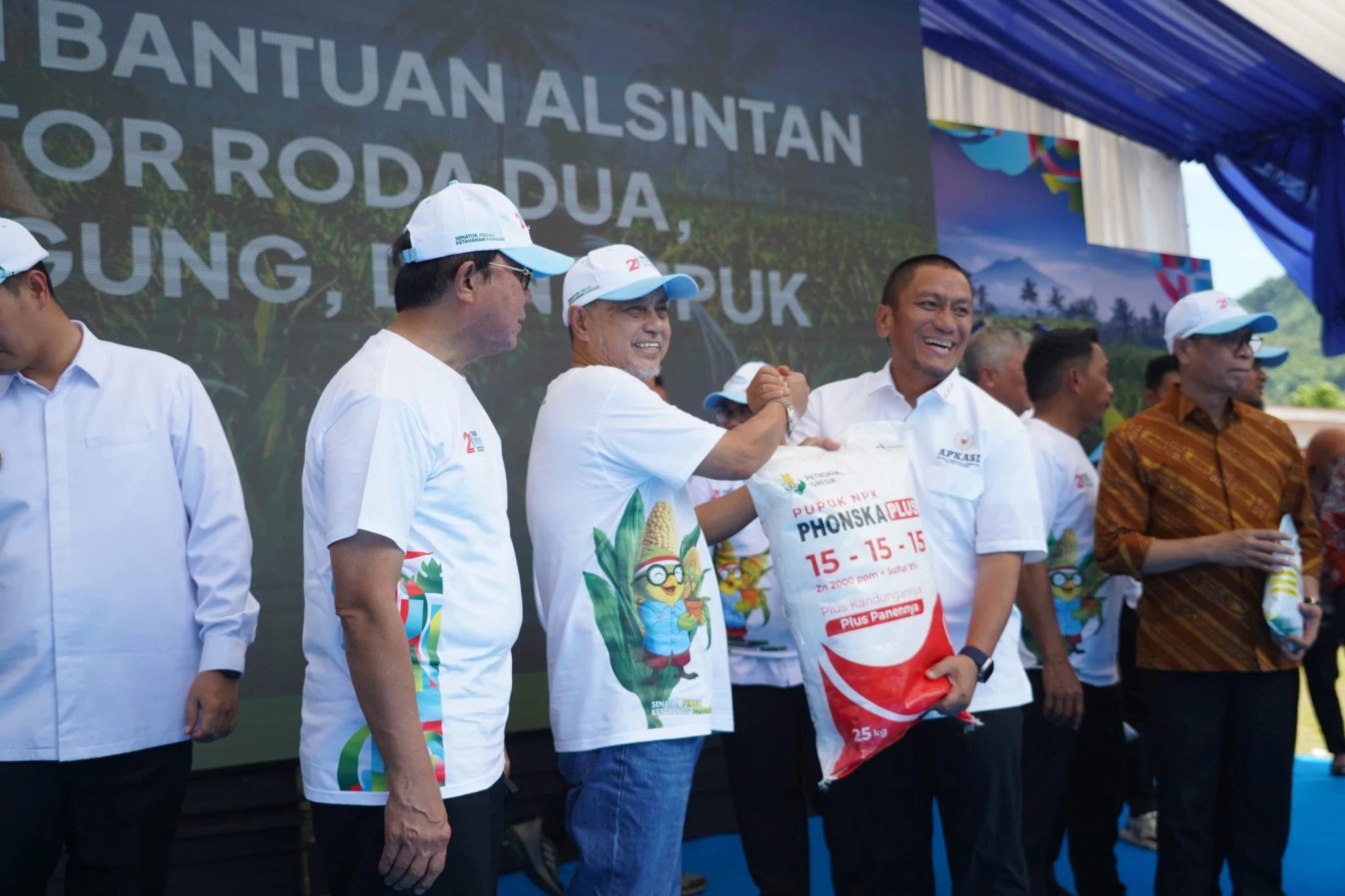 Menteri Pertanian Andi Amran Sulaiman Langsung Mengatasi Kelangkaan Pupuk dan Persoalan Irigasi