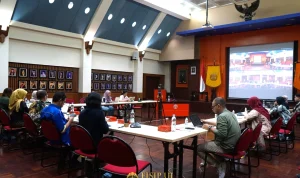 Panel Diskusi: Politik, Otomotif, dan Kontroversi