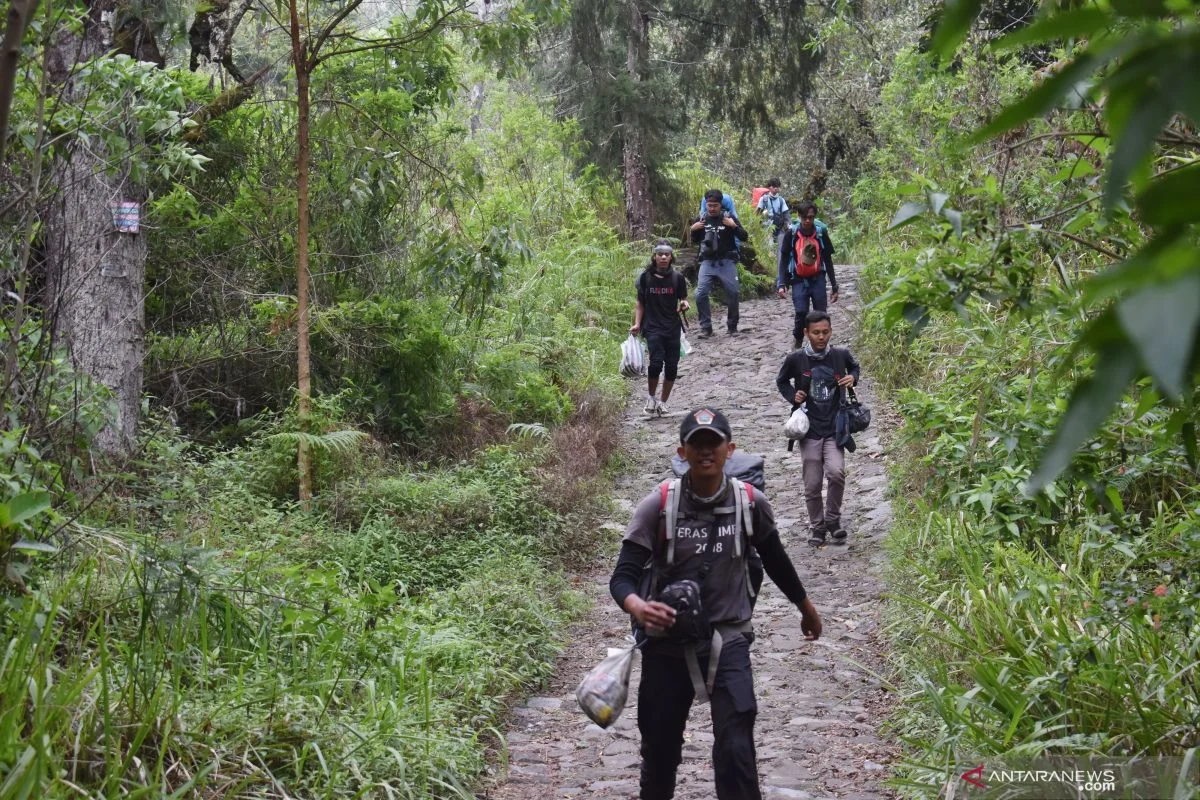 Pendakian Gunung Lawu Dibuka 24 Jam pada Malam 1 Suro, Jeratan TPPU dalam Kasus Korupsi MBG, dan Kontroversi Pokemon Go