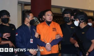 Polisi AS Diberhentikan Setelah Video Menunjukkan Dia Memukuli Perempuan Selama Penangkapan