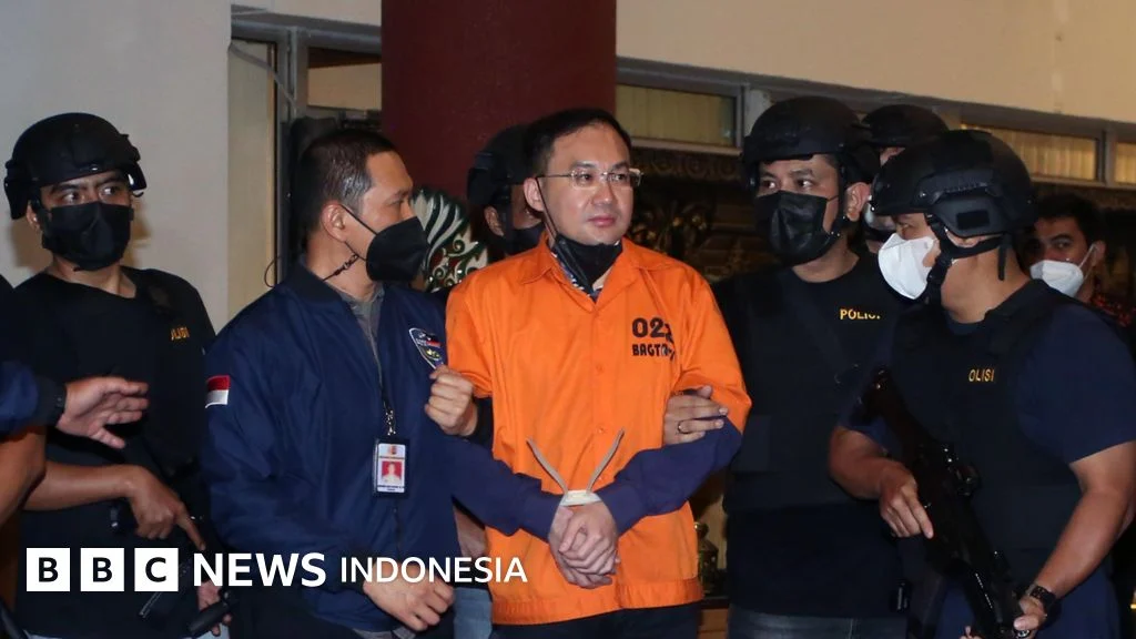Polisi AS Diberhentikan Setelah Video Menunjukkan Dia Memukuli Perempuan Selama Penangkapan